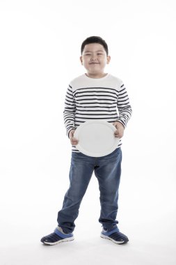 bir tabak tutan bir şişko.