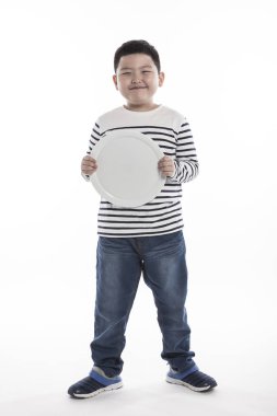 bir tabak tutan bir şişko.