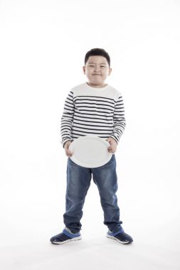 bir tabak tutan bir şişko.