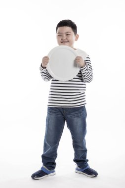 bir tabak tutan bir şişko.