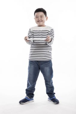 bir tabak tutan bir şişko.