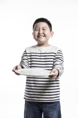 bir tabak tutan bir şişko.