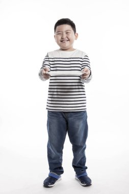 bir tabak tutan bir şişko.