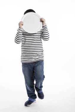 bir tabak tutan bir şişko.