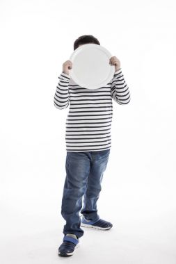 bir tabak tutan bir şişko.