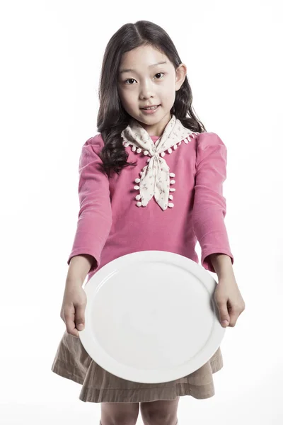 Χαριτωμένο Κορίτσι Κρατώντας Ένα Πιάτο — Φωτογραφία Αρχείου
