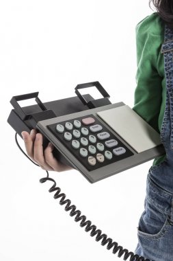 Küçük çocuk retro telefonda konuşuyor.