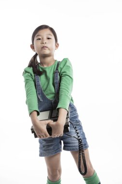 Küçük çocuk retro telefonda konuşuyor.