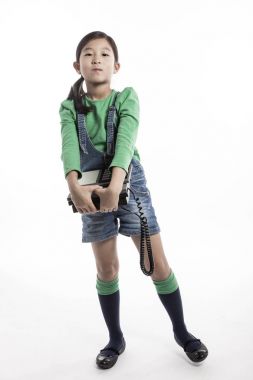 Küçük çocuk retro telefonda konuşuyor.