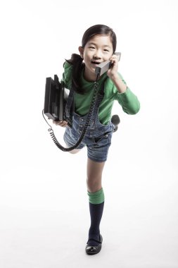 Küçük çocuk retro telefonda konuşuyor.