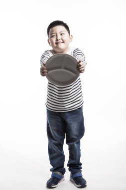 bir çanak tutan bir şişko.