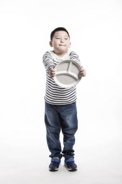 bir çanak tutan bir şişko.