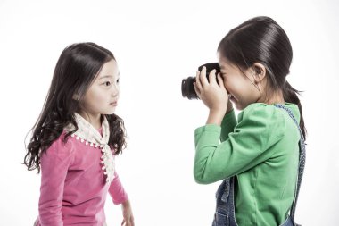 İki Asyalı kızlar fotoğraf çekmek ve oyun.