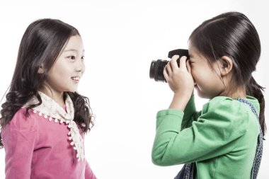 İki Asyalı kızlar fotoğraf çekmek ve oyun.