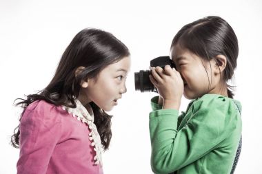 İki Asyalı kızlar fotoğraf çekmek ve oyun.