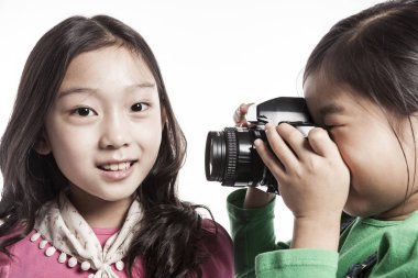 İki Asyalı kızlar fotoğraf çekmek ve oyun.