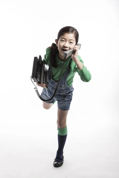 Küçük Çocuk Retro Telefonda Konuşuyor — Stok fotoğraf