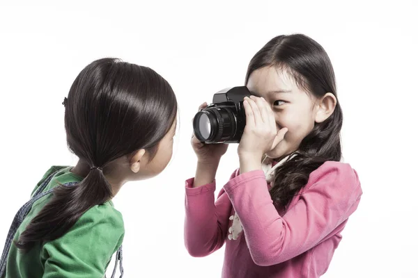 Dvě Asijské Dívky Fotit Hrát — Stock fotografie