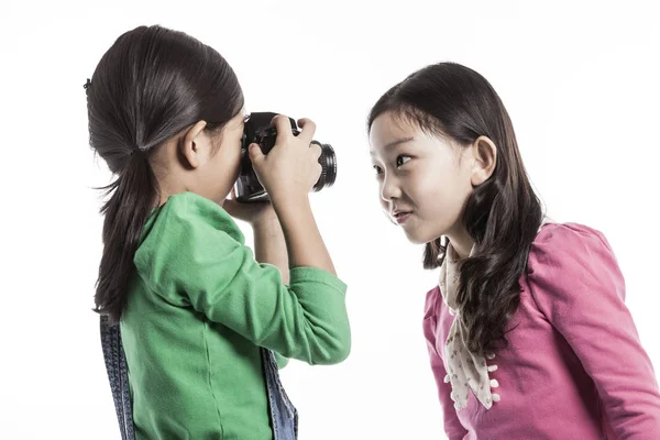 Dvě Asijské Dívky Fotit Hrát — Stock fotografie