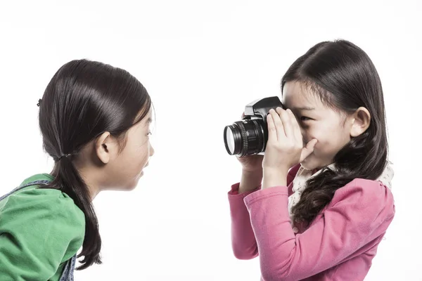 Dvě Asijské Dívky Fotit Hrát — Stock fotografie