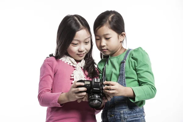 Asyalı Kızlar Fotoğraf Çekmek Oyun — Stok fotoğraf