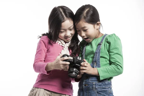 Due Ragazze Asiatiche Scattare Foto Giocare — Foto Stock