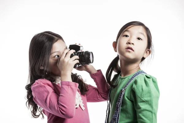 Dos Chicas Asiáticas Tomar Fotos Jugar —  Fotos de Stock