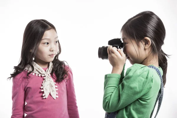 Dvě Asijské Dívky Fotit Hrát — Stock fotografie