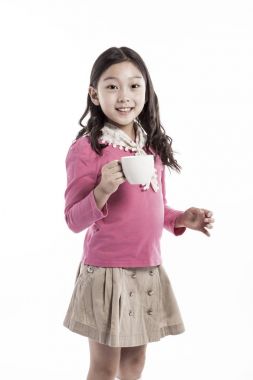 Seramik bardak tutan bir kız. (pembe bluz giyiyor)