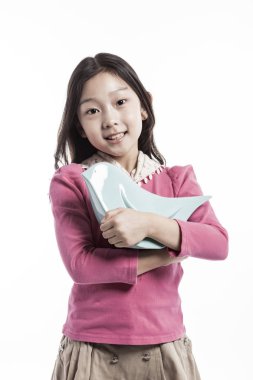 seramik bir kuş tutan bir kız. (pembe bluz giyiyor)