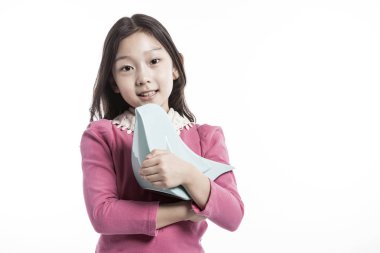 seramik bir kuş tutan bir kız. (pembe bluz giyiyor) 