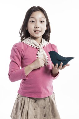 seramik bir kuş tutan bir kız. (pembe bluz giyiyor) 