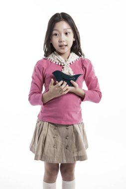 seramik bir kuş tutan bir kız. (pembe bluz giyiyor) 