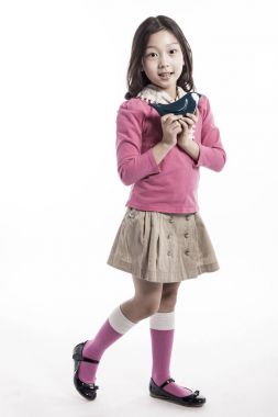 seramik bir kuş tutan bir kız. (pembe bluz giyiyor) 