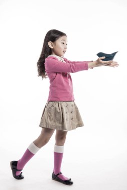 seramik bir kuş tutan bir kız. (pembe bluz giyiyor) 