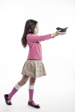 seramik bir kuş tutan bir kız. (pembe bluz giyiyor) 