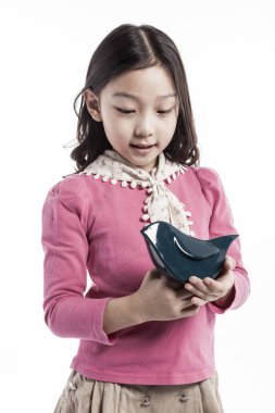 seramik bir kuş tutan bir kız. (pembe bluz giyiyor) 