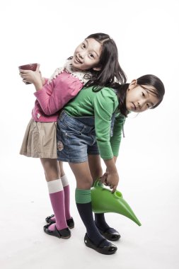 (Holding pot ve sulama tenekeleri streç iki kız)