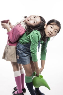 (Holding pot ve sulama tenekeleri streç iki kız)