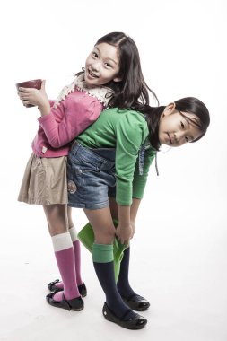 (Holding pot ve sulama tenekeleri streç iki kız)