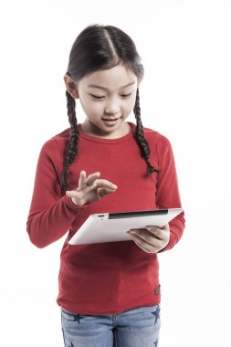 Akıllı aygıt kullanan küçük kız.