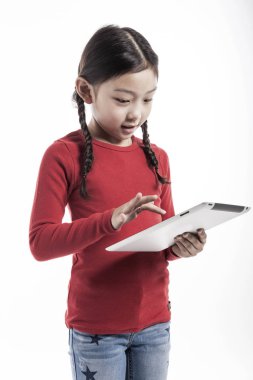 Akıllı aygıt kullanan küçük kız.