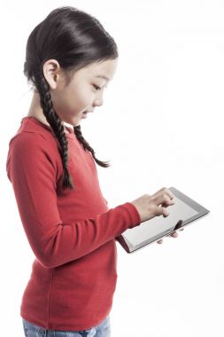 Akıllı aygıt kullanan küçük kız.