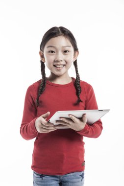 Akıllı aygıt kullanan küçük kız.