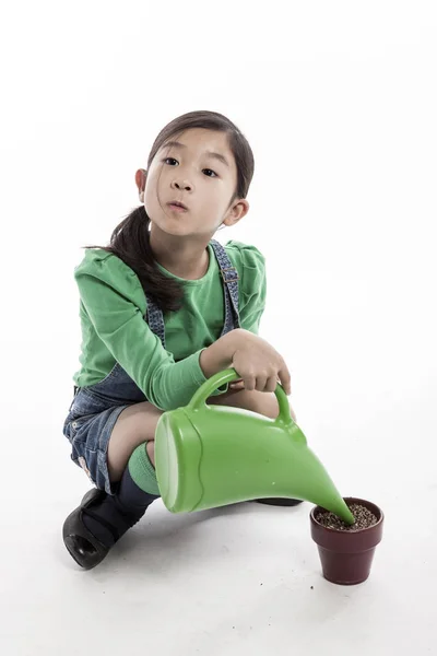 Uma Menina Molhando Vaso Flores — Fotografia de Stock