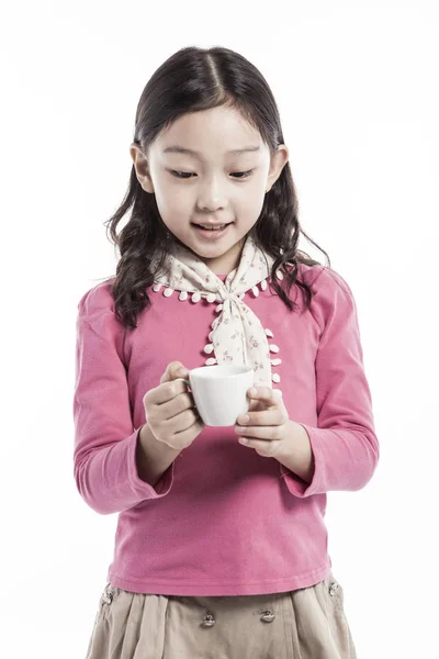 Una Chica Sosteniendo Una Taza Cerámica Usando Una Blusa Rosa —  Fotos de Stock