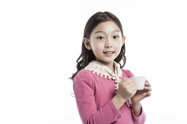 Ένα Κορίτσι Που Κρατά Ένα Κεραμικό Κύπελλο Φορώντας Μια Ροζ — Φωτογραφία Αρχείου