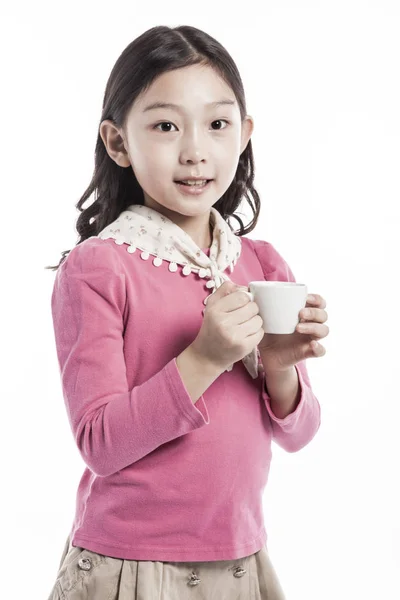 Uma Menina Segurando Uma Xícara Cerâmica Vestindo Uma Blusa Rosa — Fotografia de Stock