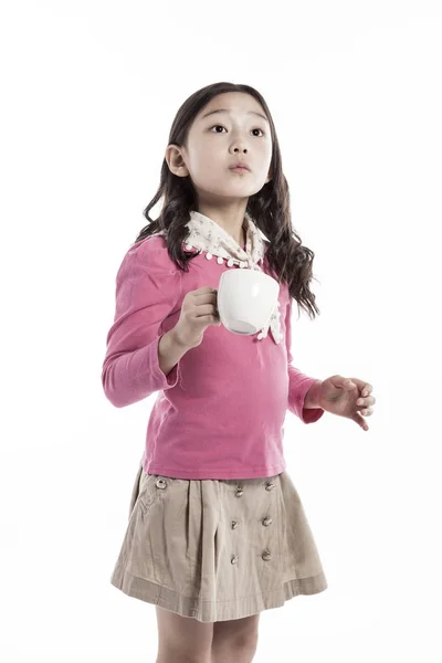 Ένα Κορίτσι Που Κρατά Ένα Κεραμικό Κύπελλο Φορώντας Μια Ροζ — Φωτογραφία Αρχείου