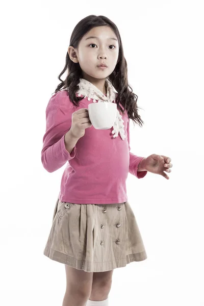 Uma Menina Segurando Uma Xícara Cerâmica Vestindo Uma Blusa Rosa — Fotografia de Stock